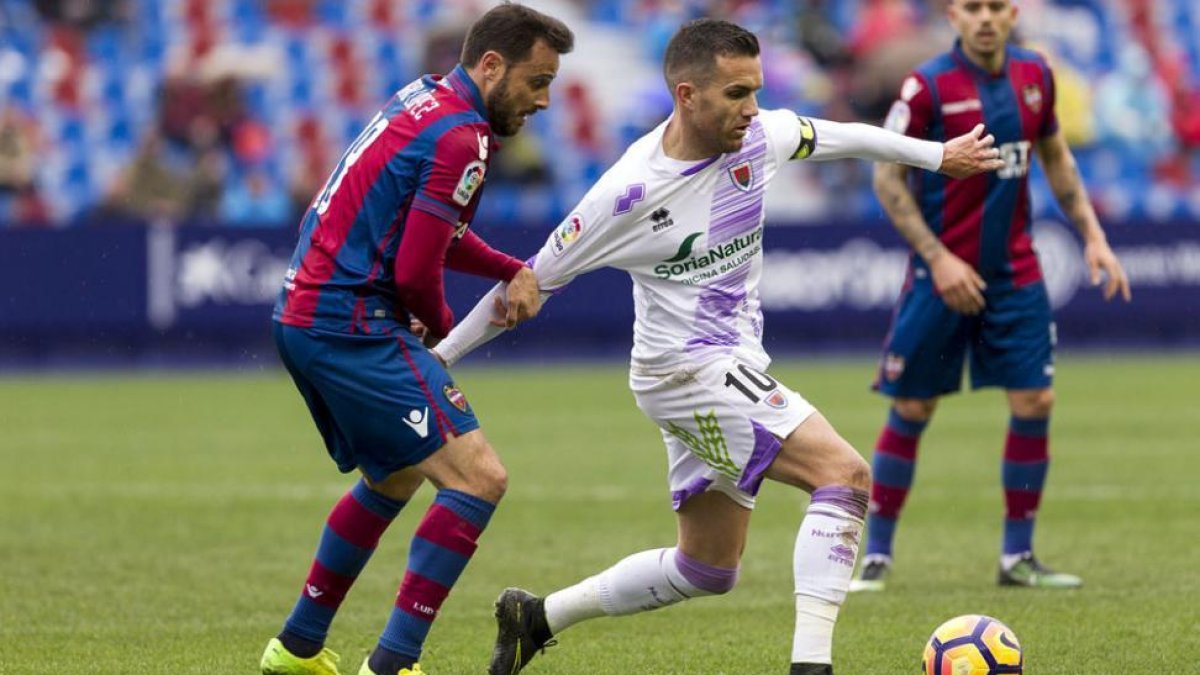 Julio Álvarez en un lance con Pedro López.-ÁREA 11