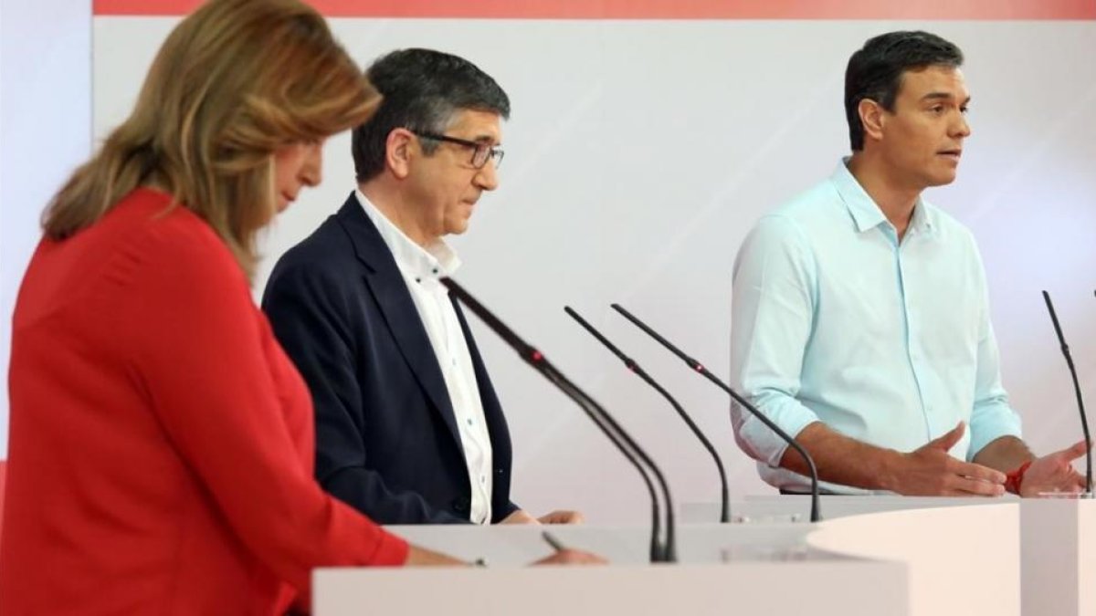 Díaz, López y Sánchez, durante el debate electoral de las primarias del PSOE.-AFP