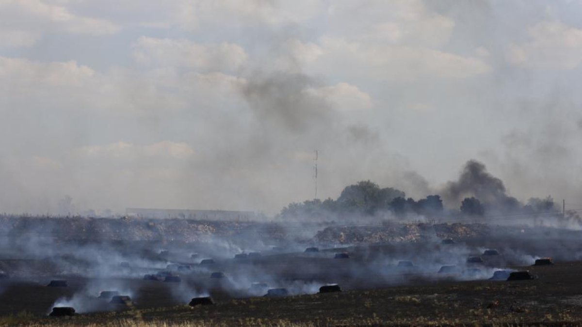 Un incendio de pastos originado en Vistahermosa provoca cortes de carretera y llega hasta las autovías que circunvalan la ciudad.-ICAL