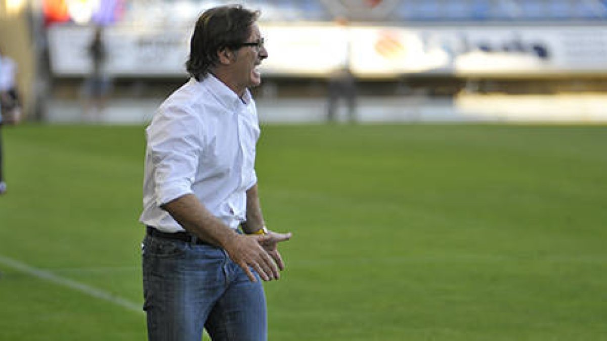 Anquela quiere que el Numancia no baje la intensidad en los partidos. / Diego Mayor-