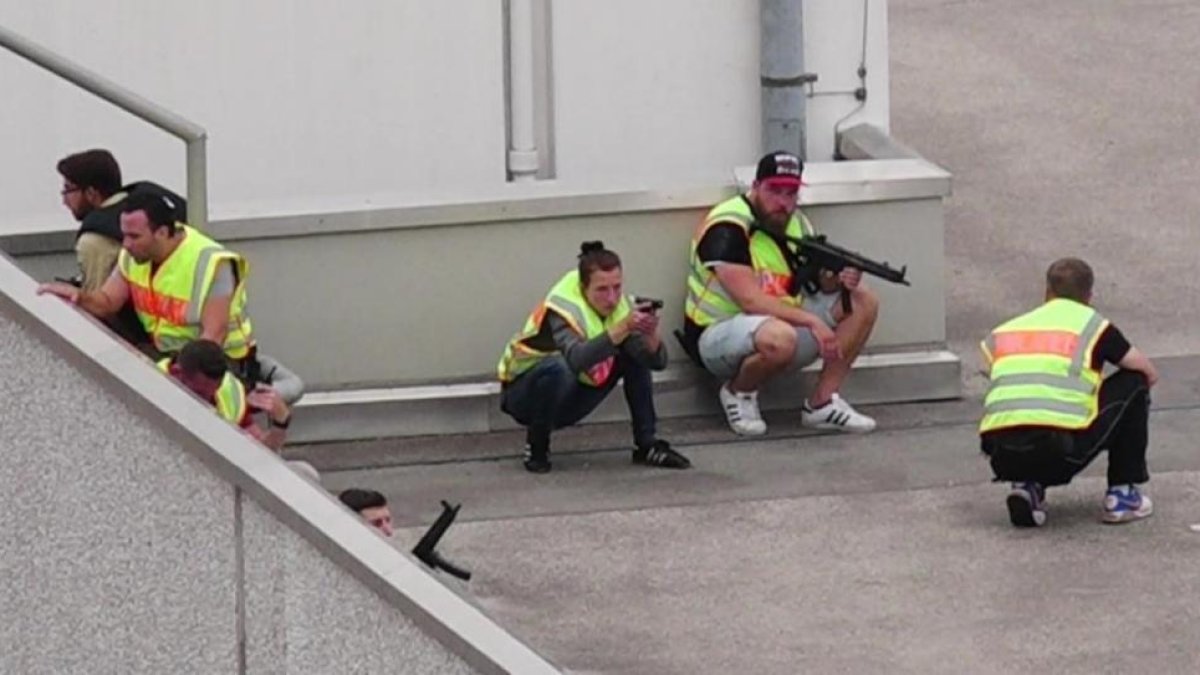Intervención policial en Munich durante el atentado del pasado 22 de julio en un centro comercial.-MARC MUELLER / GETTY IMAGES