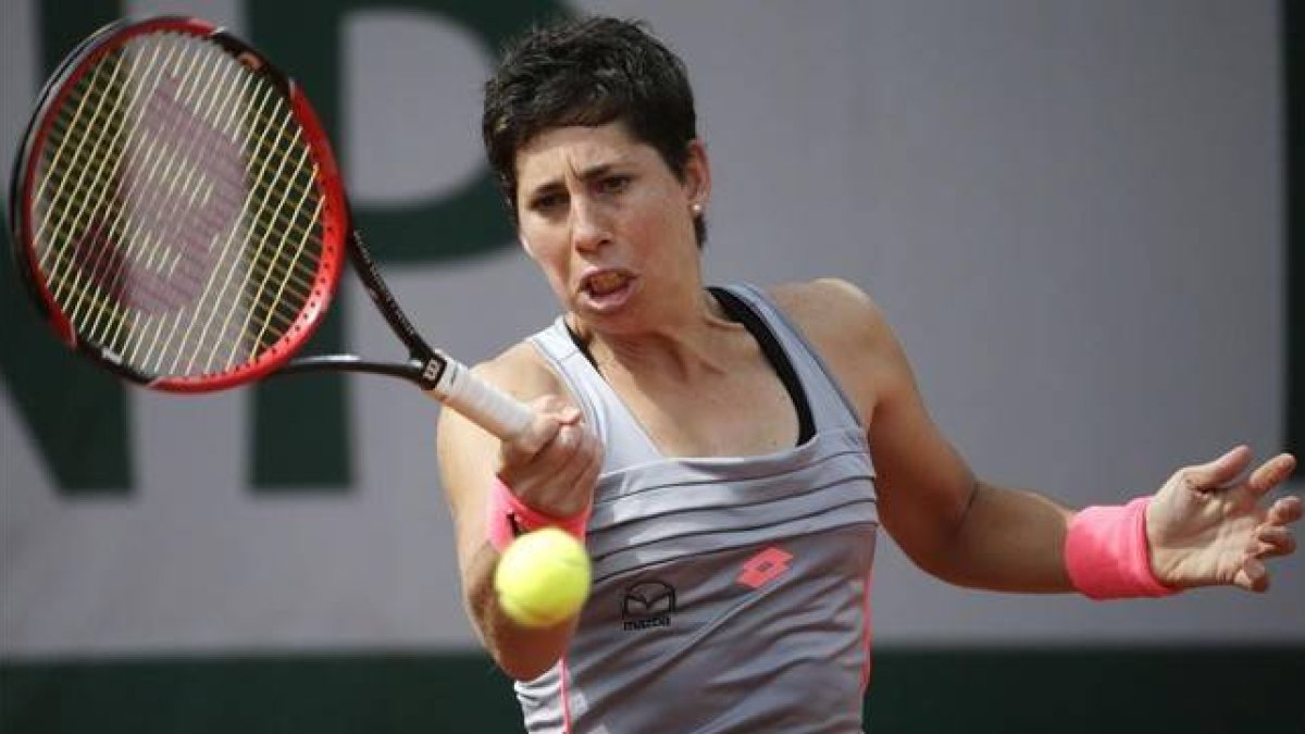 La tenista española, Carla Suárez, devuelve la bola a la rumana Monica Niculescu, durante la primera ronsa de Roland Garros.-Foto: AFP / KENZO TRIBOUILLARD