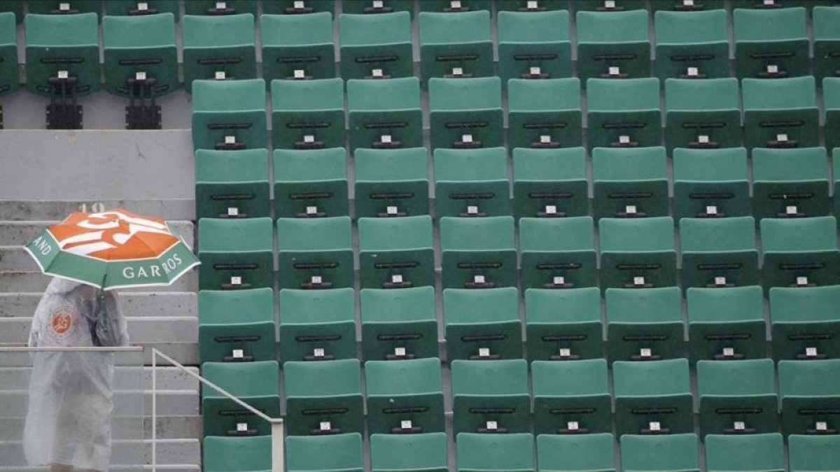 La central de Roland Garros, vacía tras otra jornada de lluvia.-REUTERS / PASCAL ROSSIGNOL