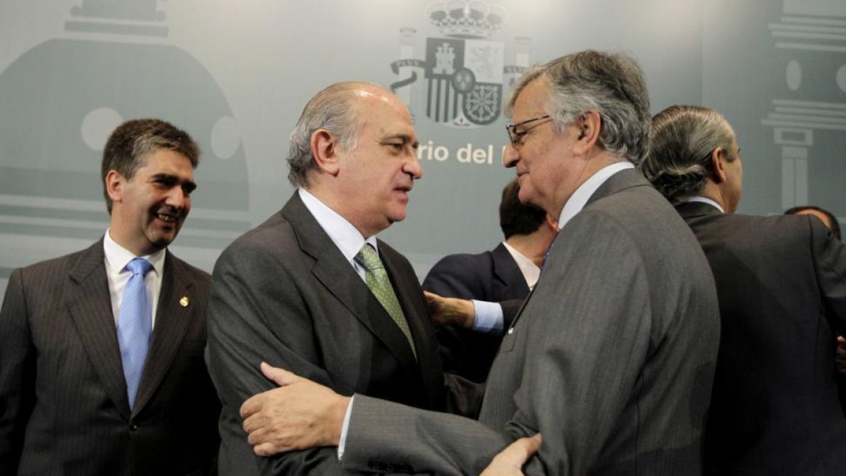 Jorge Fernández Díaz saluda al fiscal general del Estado. Eduardo Torres Dulce, en una imagen del 2012.-JOSÉ LUIS ROCA