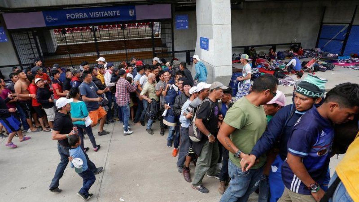 Cientos de migrantes centromareicanos a su paso por la ciudad de Queretaro Mexico.-EFE JAQUELINE LOPEZ