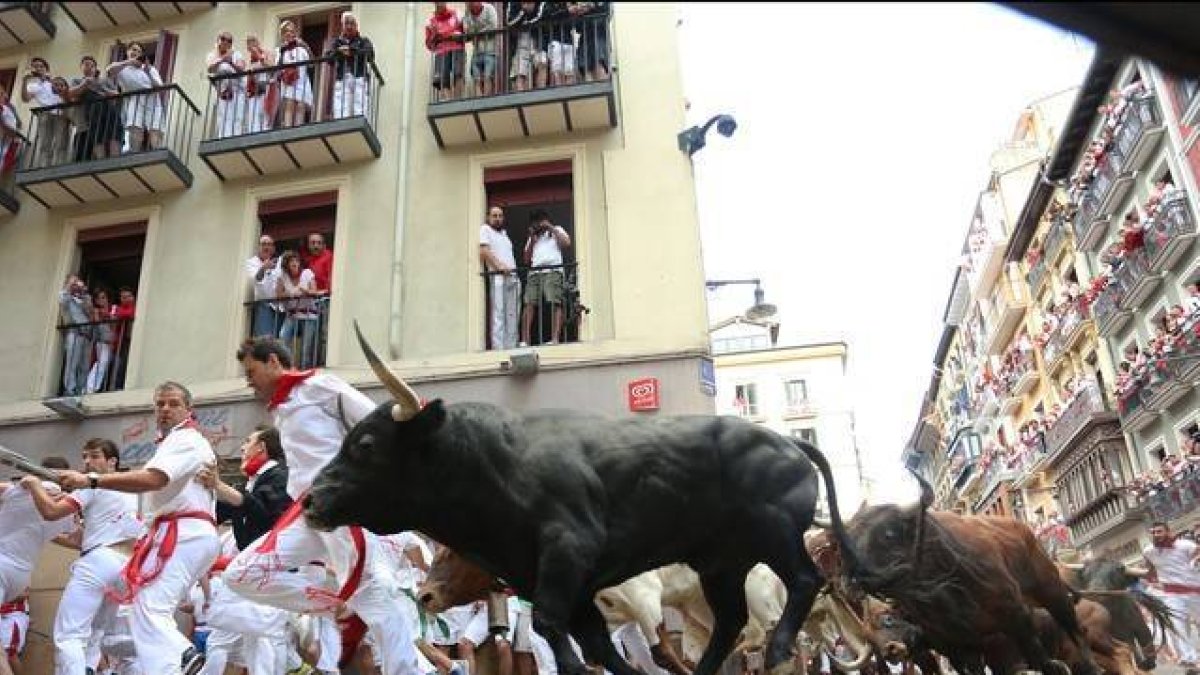Un momento del segundo encierro, con toros de la ganadería El Tajoy y La Reina, este miércoles.-Foto: AFP / CESAR MANSO