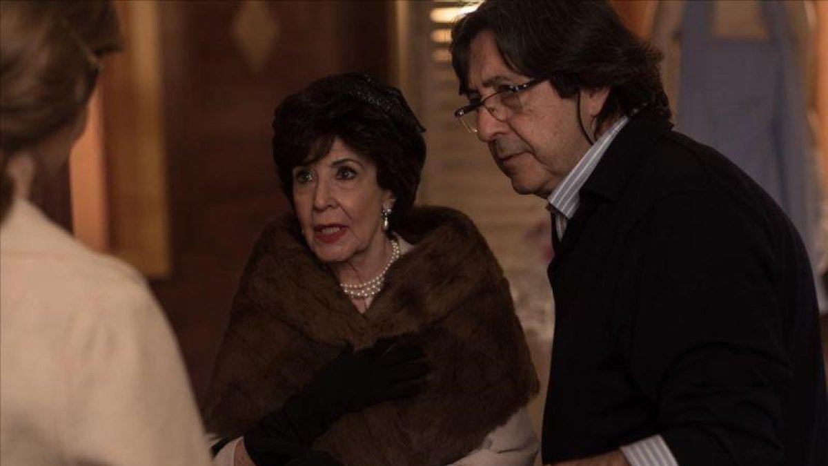 La actriz Concha Velasco, en un momento del rodaje de la última temporada de 'Velvet'.-ENRIQUE BARUBACH