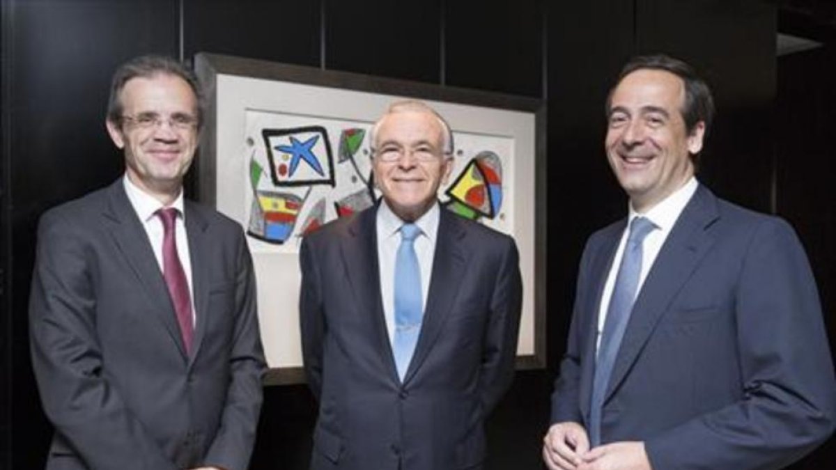Jordi Gual, Isidre Fainé y Gonzalo Gortázar, el presidente no ejecutivo del grupo, el presidente de la fundación y el consejero delegado de Caixabank, respectivamente.-EL PERIÓDICO