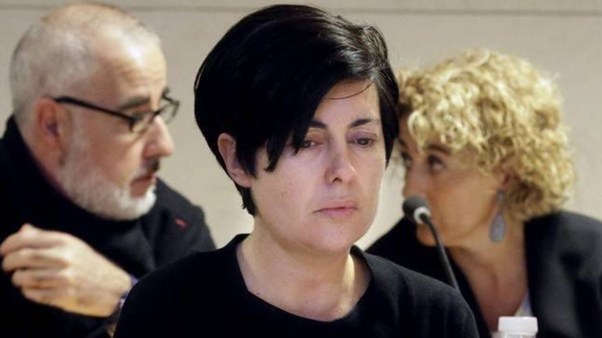 Alfonso Basterra y Rosario Porto, los dos principales acusados de la muerte de su hija Asunta Basterra, junto a la letrada de Basterra.-EFE / LAVANDEIRA
