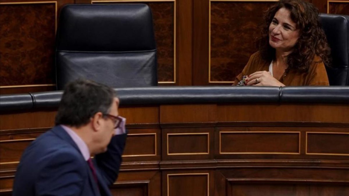 La ministra de Hacienda, María Jesús Montero, y el portavoz del PNV, Aitor Esteban, en el pleno del Congreso.-JOSE LUIS ROCA