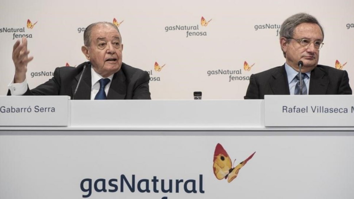 El presidente de Gas Natural, Salvador Gabarró, y el consejero delegado Rafael Villaseca, a su derecha.-RICARD FADRIQUE