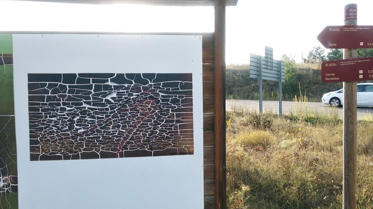 Panel otrora informativo a escasos metros del dinosaurio de Garray.-TOÑO CARRILLO