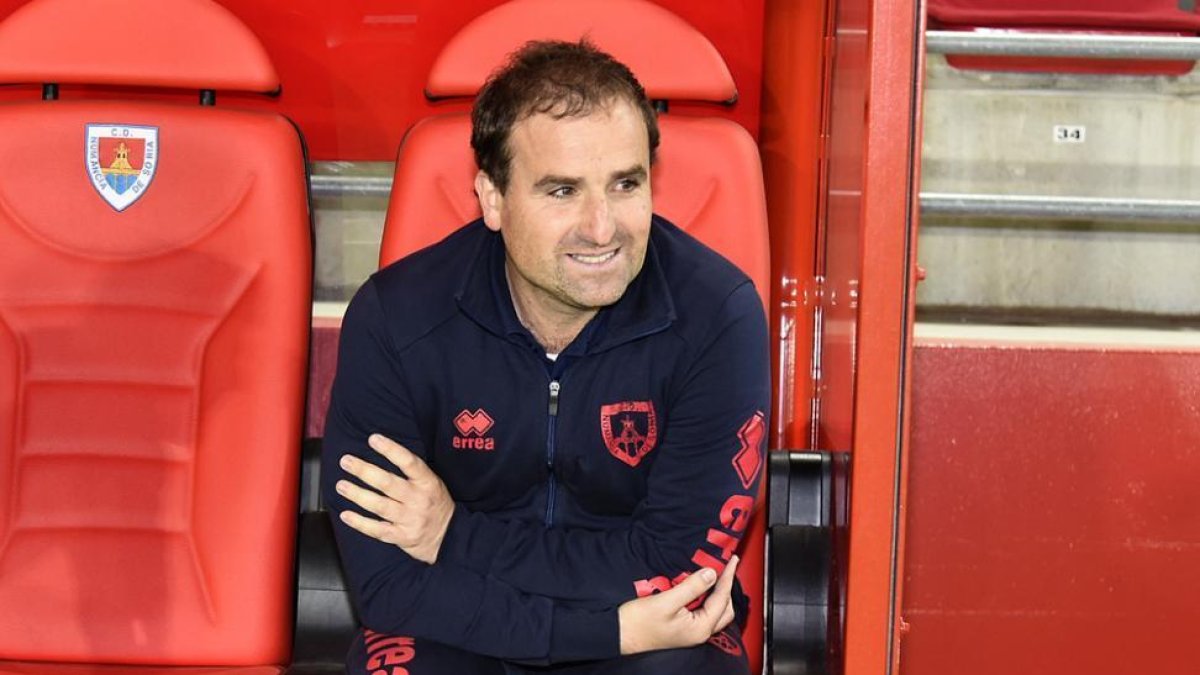 Jagoba Arrasate, en el banquillo de Los Pajaritos antes de un partido del equipo soriano.-VALENTÍN GUISANDE