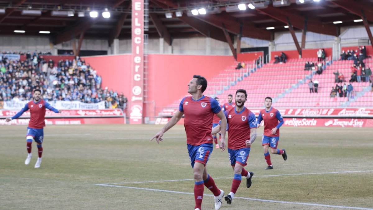 Diego Cervero tras marcar el gol que daba la victoria al Numancia ante el Brea. GONZALO MONTESEGURO
