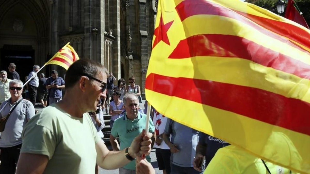 El coordinador general de EH Bildu, Arnaldo Otegi, en la manifestacion convocada en San Sebastián  en apoyo al proceso soberanista catalán.-EFE / GORKA ESTRADA