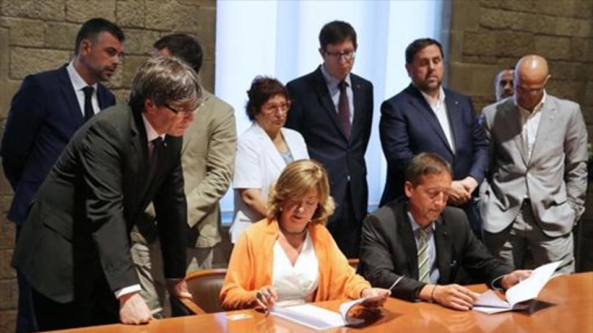 La 'consellera' Borràs y varios miembros del Govern.-EL PERIÓDICO