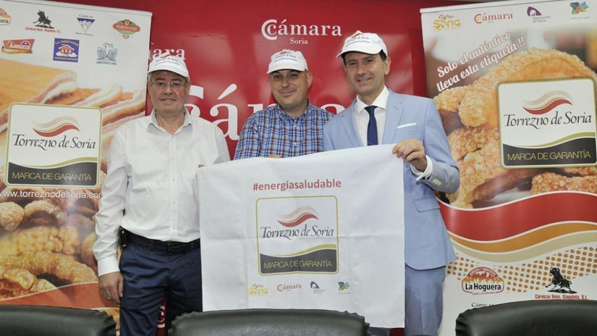 Enrique Ruiz y Juanjo Delgado, de la Marca de Garantía Torrezno de Soria, y Ángel Romera, del RíoDuero.-Valentín Guisande