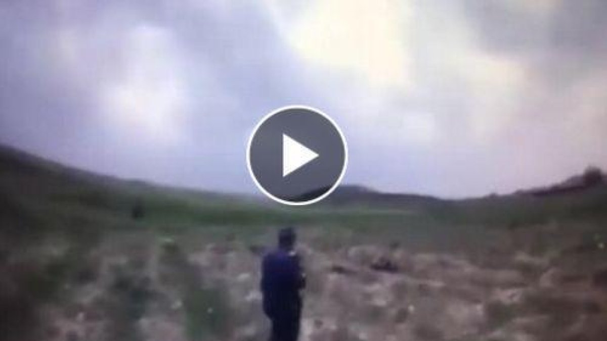 Tres policías persiguen a un yihadista del Estado Islámico en Mosul (Irak) y cuando va a ser cazado se inmola.-ATLAS