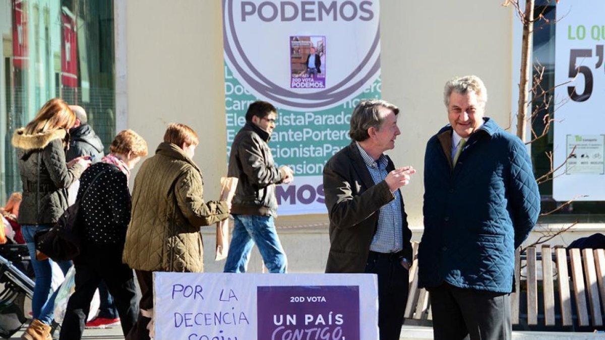 Carmelo Romero departe con Jesús Posada en Mariano Granados.-ÁLVARO MARTÍNEZ