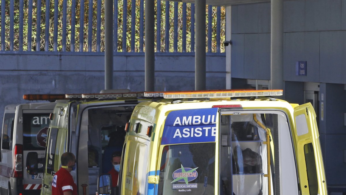 Ambulancias en el acceso a Urgencias del Santa Bárbara. MARIO TEJEDOR