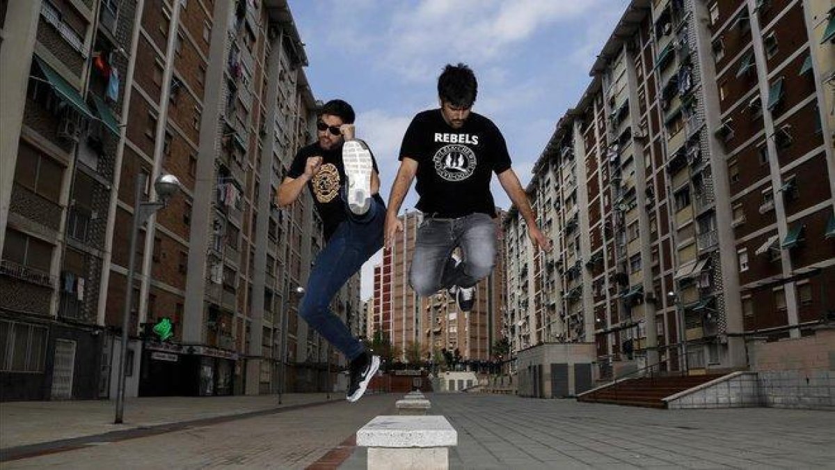 Los hermanos Muñoz, en su barrio de Sant Idelfons, de Cornellà, donde vivieron en su juventud.-JULIO CARBÓ