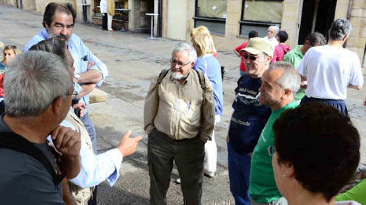 La marcha comenzó en la plaza Mayor. / ÁLVARO MARTÍNEZ-