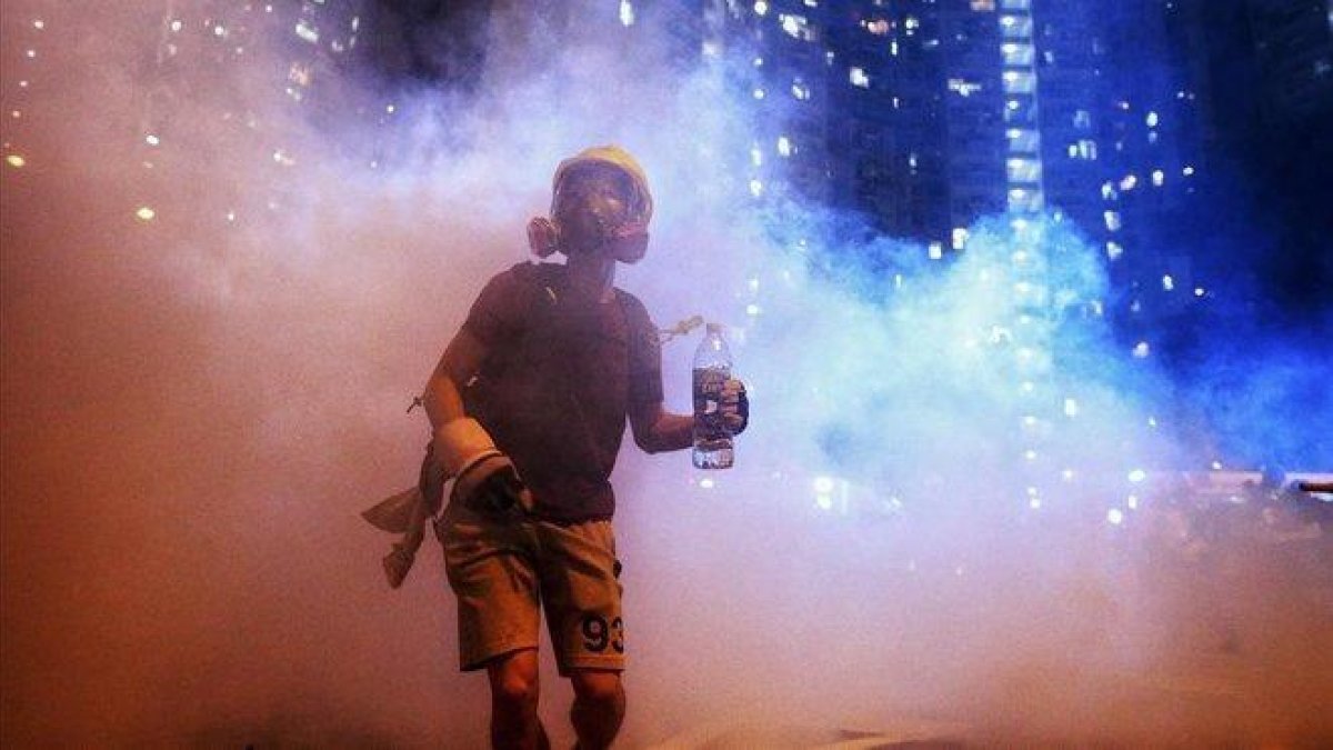 Un manifestante durante los disturbios de hoy en Hong Kong.-AP / ELSON LI