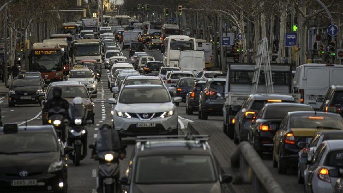 El depósito de carburante es entre 8 y 9,5 euros más caro que en el 2017.-JOAN CORTADELLAS