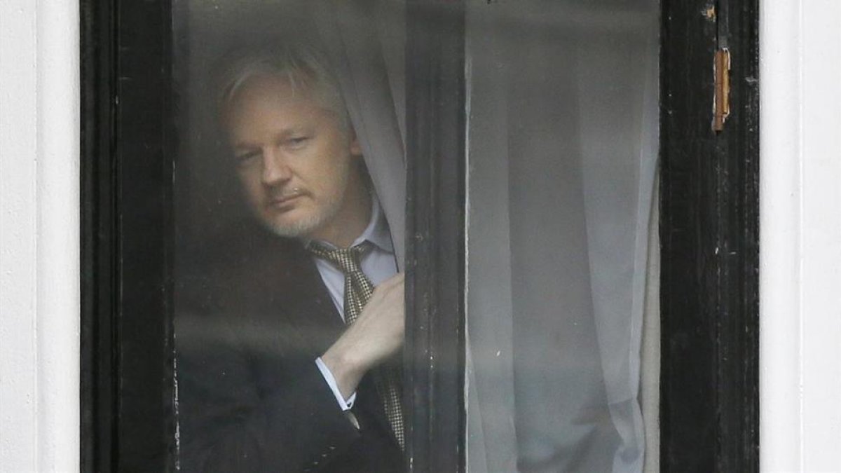 Julian Assange, en la Embajada de Ecuador en Londres.-PERIODICO (ARCHIVO / AP / KIRSTY WIGGLESWORTH)