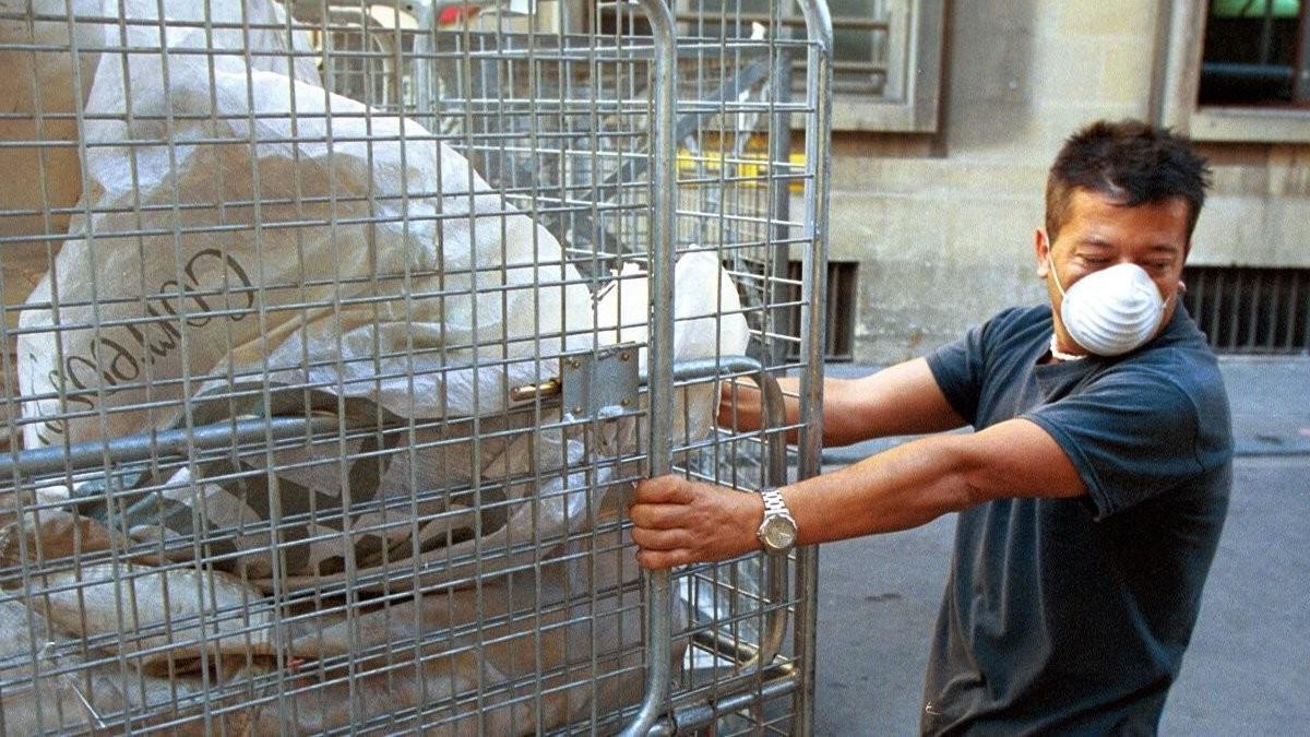 Un trabajador en Barcelona realizando tareas con riesgo de toxicidad.-FERRAN NADEU