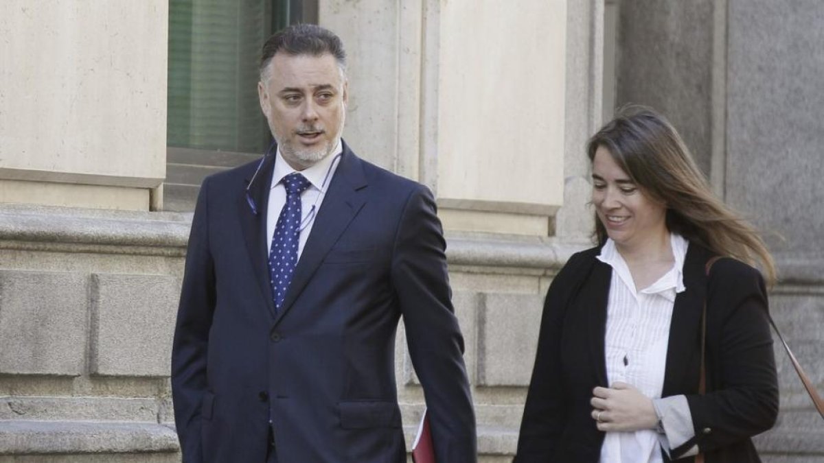 El ex consejero madrileño Alberto López Viejo a su llegada a la Audiencia Nacional acompañado de su abogada.-PACO CAMPOS (EFE)