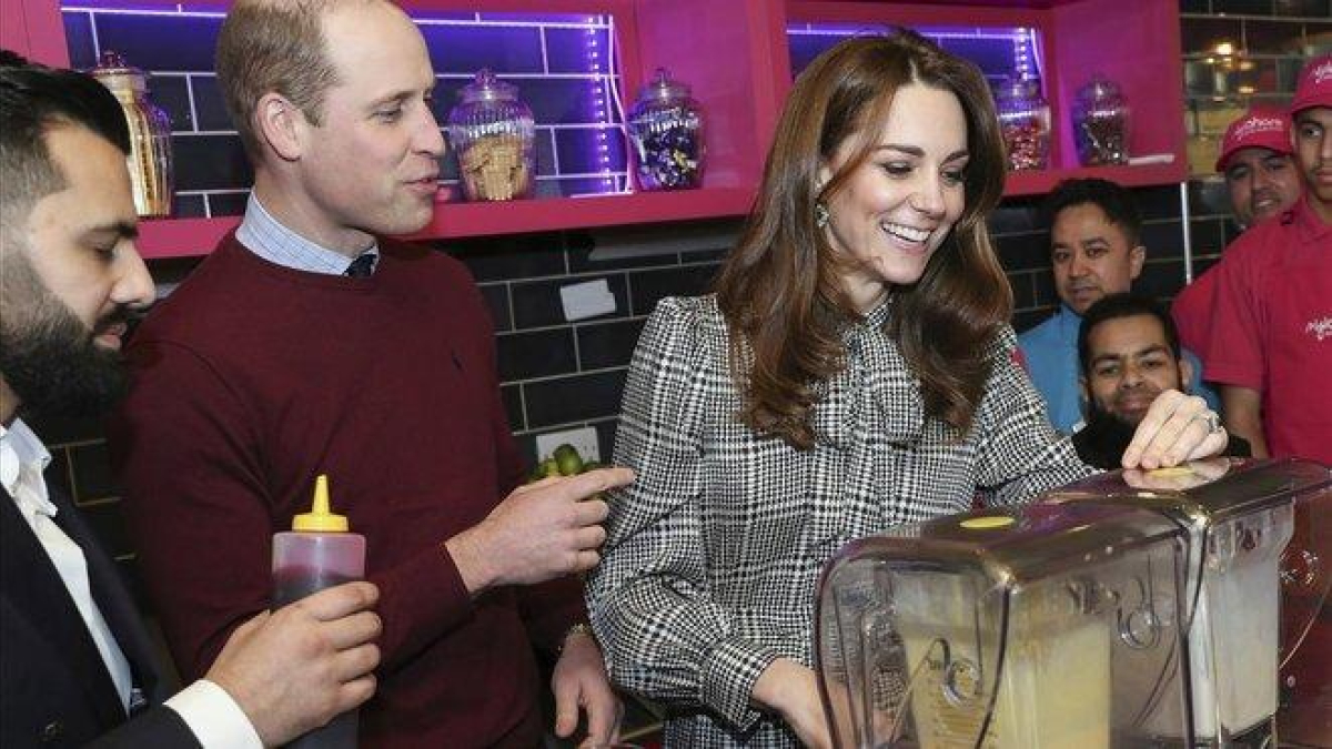 Catalina, con el vestido de pata de gallo de Zara, junto al príncipe Guillermo, en un restaurante de Bradford, el pasado miércoles.-AP / CHRIS JACKSON