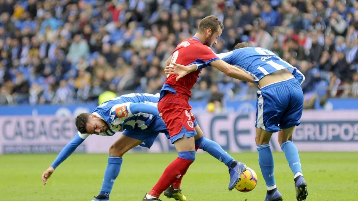 Higinio disputa el balón durante el partido del pasado sábado en Riazor.-AREA 11
