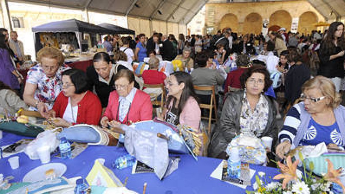 La plaza Mayor acoge el quinto encuentro de artesanas de esta labor con la llegada de 300 mujeres provenientes de diferentes provincias y -