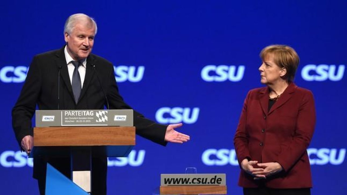 Horst Seehofer ,el presidente de la CSU y del estado federado de Baviera junto a la cancillera alemana, Angela Merkel.-AFP / CHRISTOF STACHE