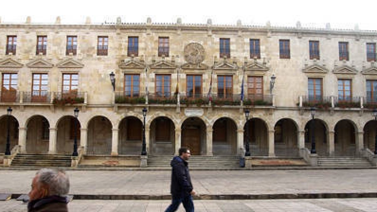 Fachada de la Casa Consistorial. / VALENTÍN GUISANDE-