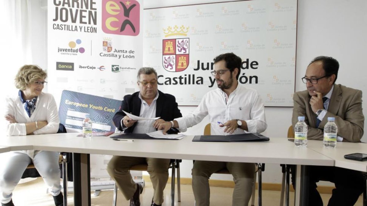 Firma del convenio de colaboración, ayer, entre Víctor Martín y Eduardo Carazo.-LUIS ÁNGEL TEJEDOR