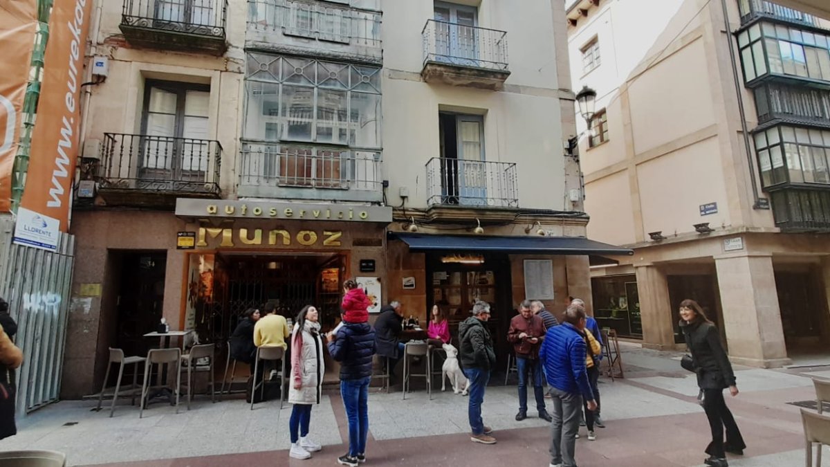 Fachada de Autoservicio Muñoz hace un par de días. MARIO TEJEDOR
