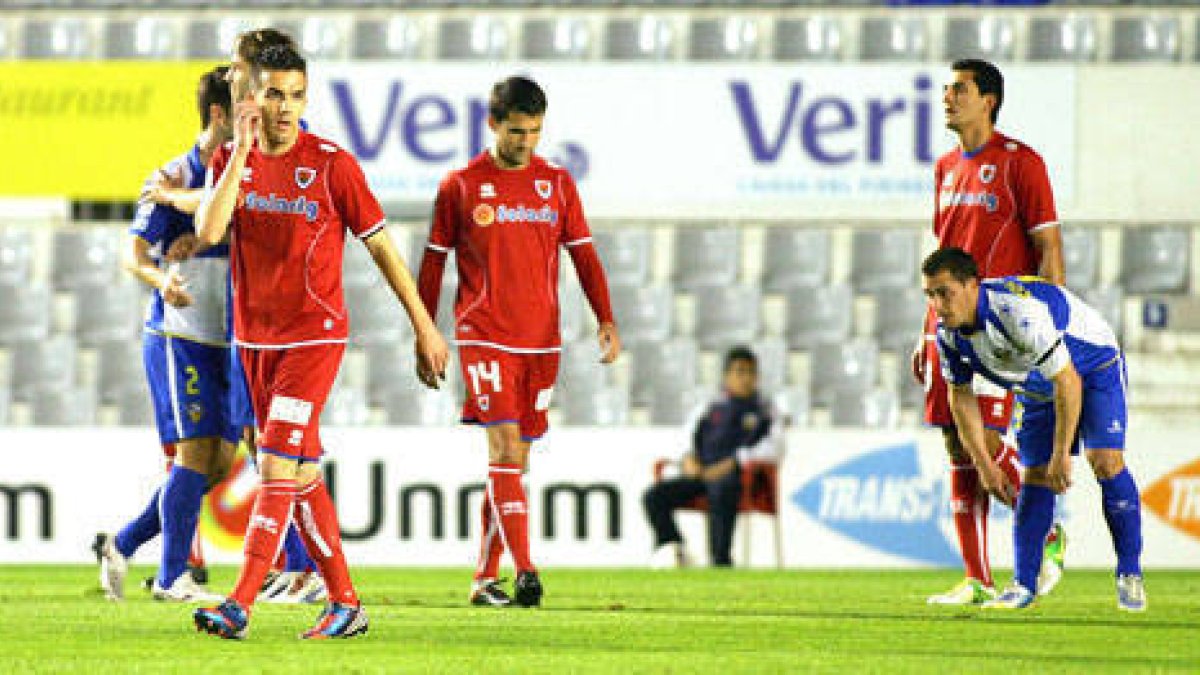Julio Álvarez, Antionio Tomás y Juanma se lamentan tras uno de los goles marcados por el Sabadell / Área 11-