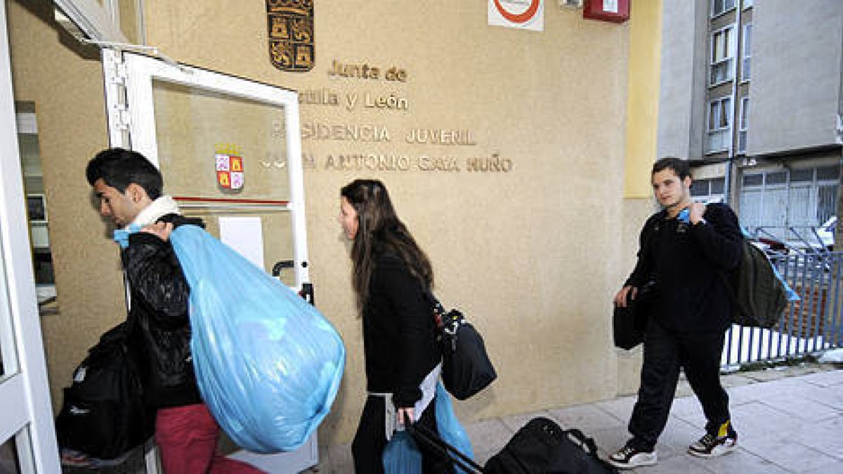 Los alumnos alojados en la Gaya Nuño regresaban ayer a sus habitaciones. / VALENTÍN GUISANDE-