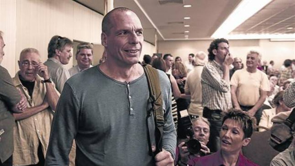Varoufakis llega a una reunión del comité central de Syriza, el pasado sábado, en Atenas.-Foto: AP / YORGOS KARAHALIS