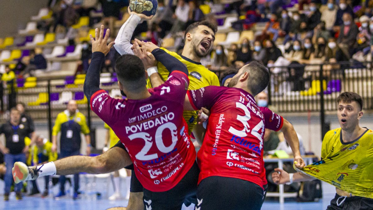 El local Diego Fernández intenta el remate a portería ante la férrea defensa de Povedano y Abad. MARIO TEJEDOR