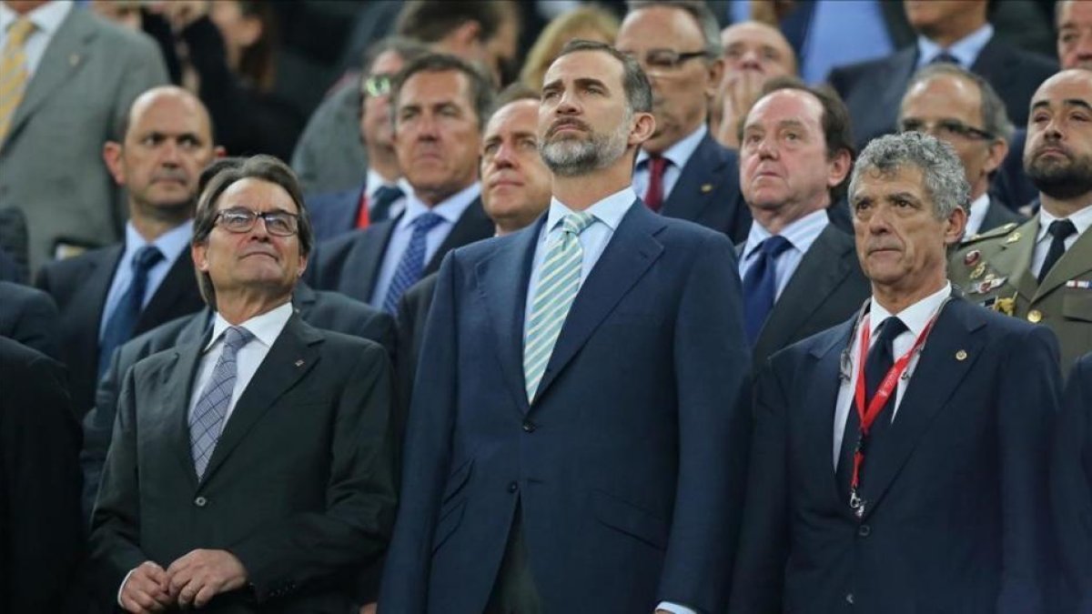 El rey Felipe VI, durante el himno en la final de Copa-REUTERS / GUSTAU NACARINO