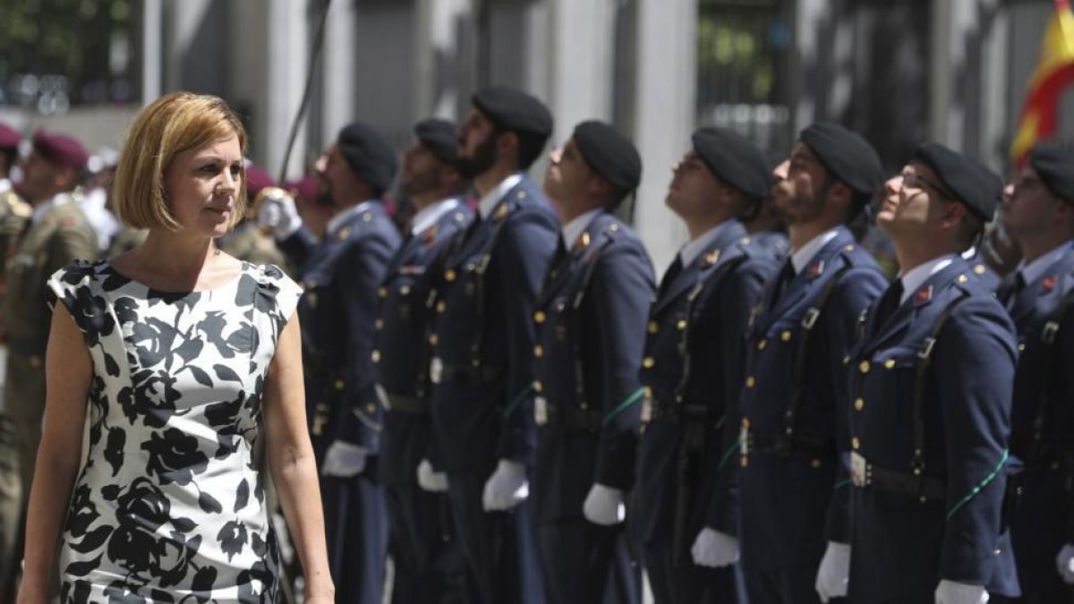 La titular de Defensa, María Dolores de Cospedal, el pasado julio, pasa revista durante un acto para celebrar el 40º aniversario de la creación del ministerio-EFE / J. J. GUILLÉN
