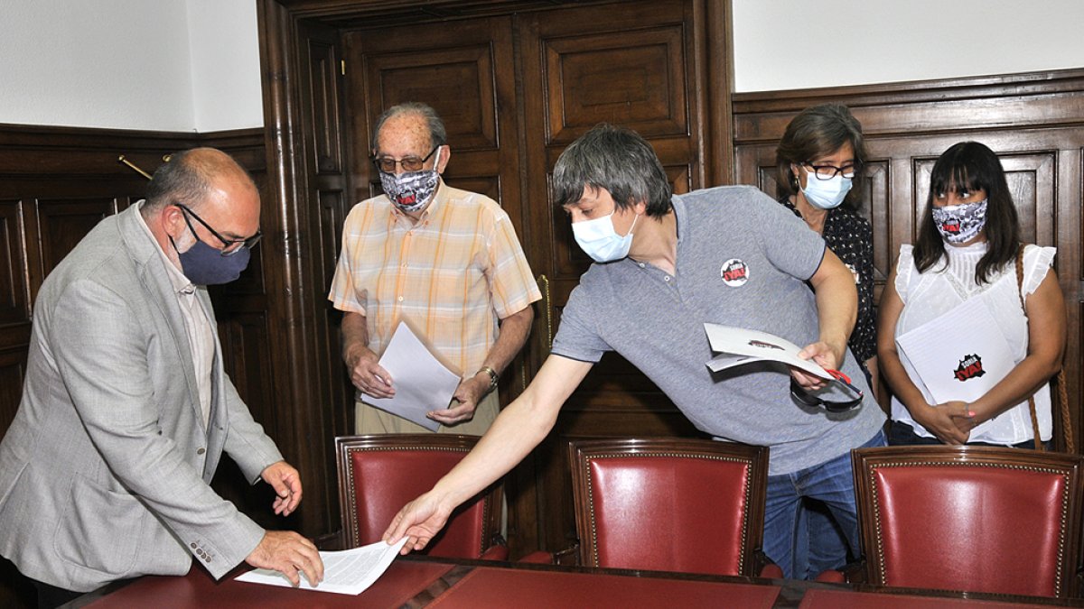 Soria Ya entrega documentación al subdelegado del Gobierno en Soria, Miguel Latorre. HDS