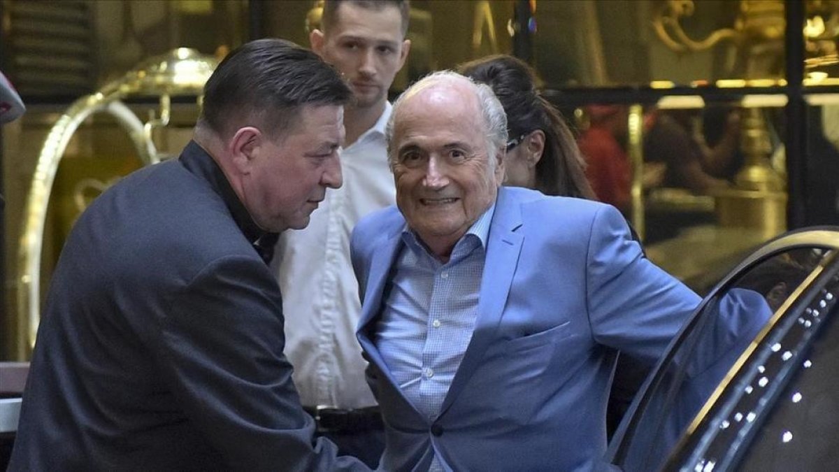 Blatter, a su llegada a Moscú.-AP / DMITRY SEREBRYAKOV