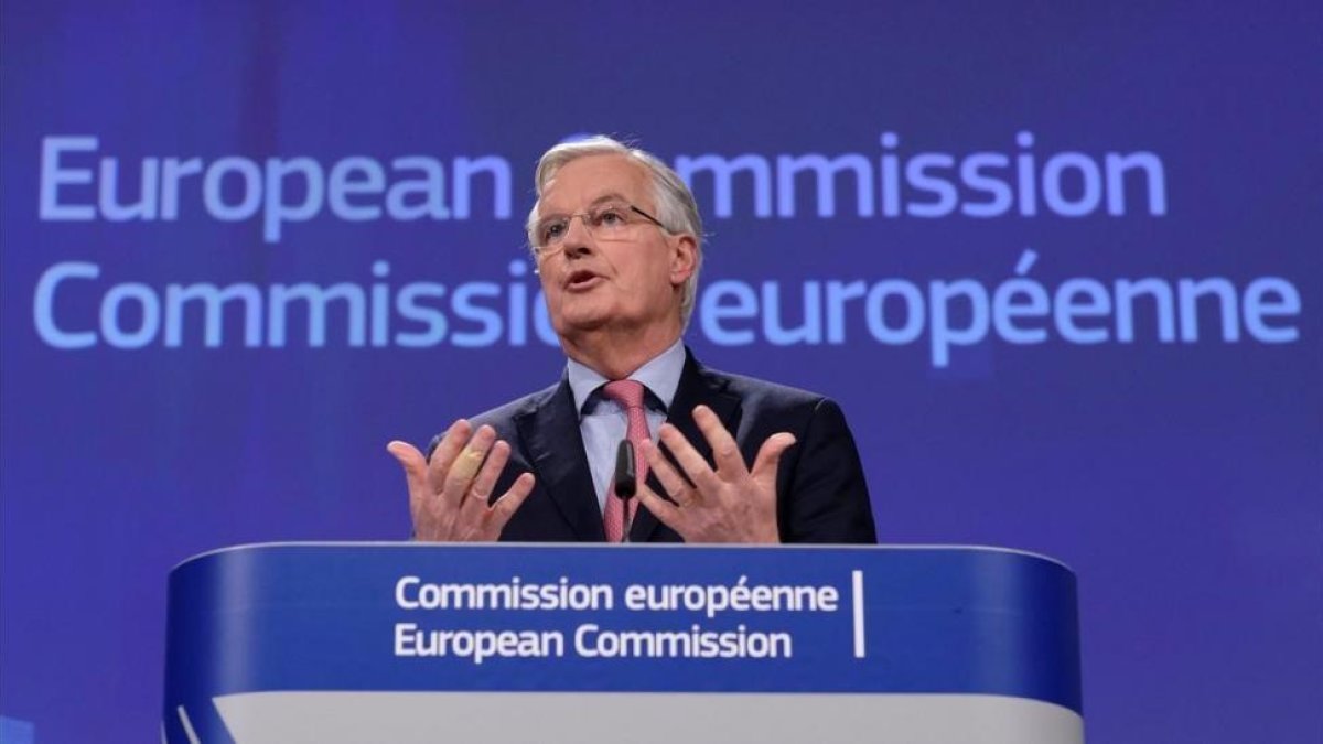 Michel Barnier, en la rueda de prensa de este viernes en Bruselas.-EFE / OLIVIER HOSLET