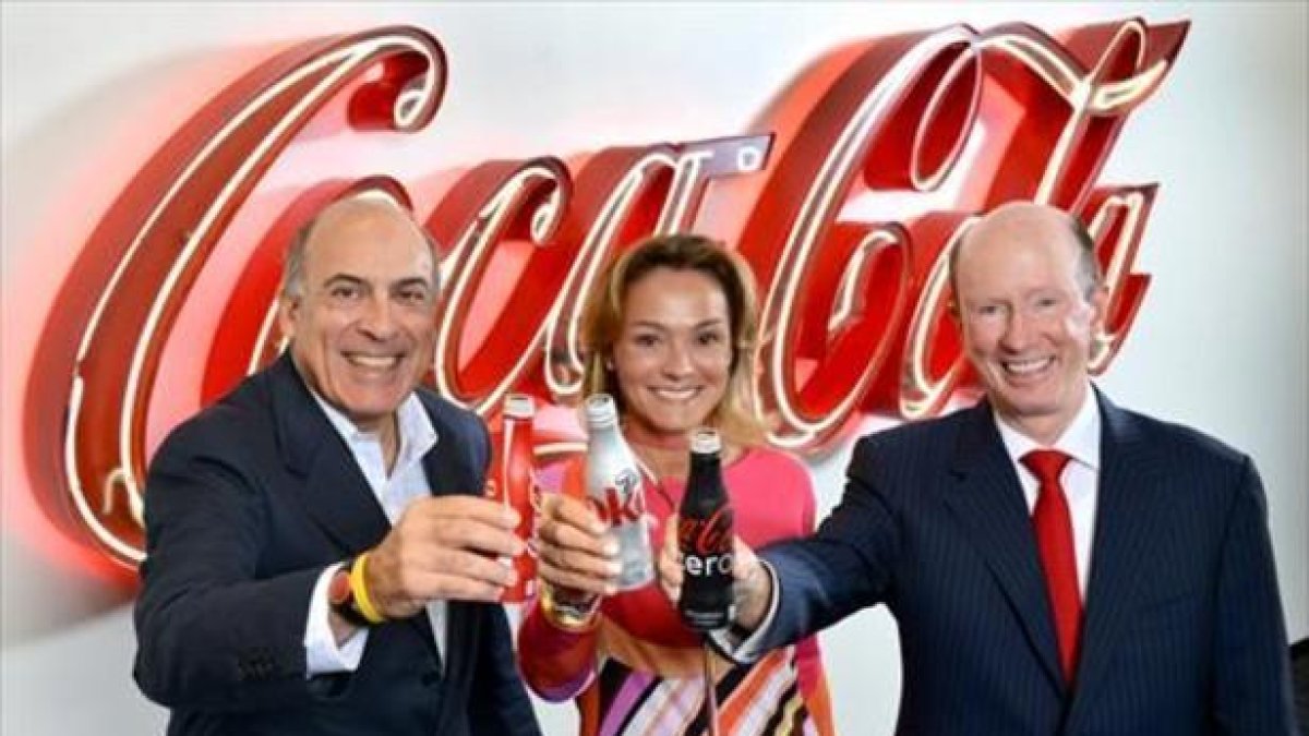 De izquierda a derecha, Muhtar Kent, presidente de The Coca-Cola Company, Sol Daurella, de Coca-Cola Iberian Partners y John Brock, Coca-Cola Enterprises, en agosto del 2015, cuando se anunció la fusión.-