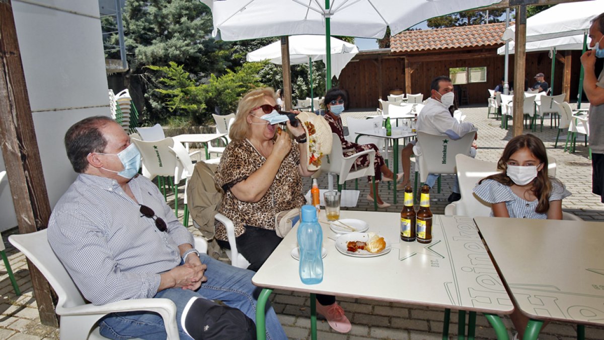 Almazán ya disfruta de las terrazas y los torreznos.-MARIO TEJEDOR