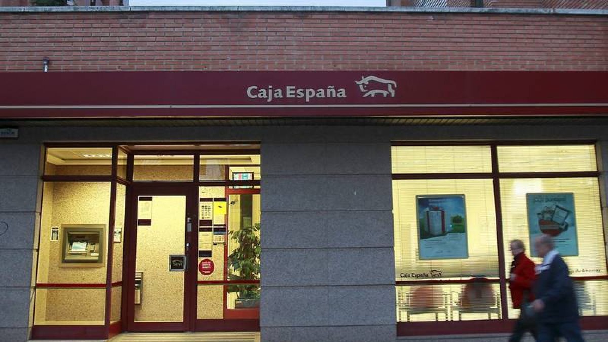 Imagen exterior de una oficina de Caja España en la capital vallisoletana. / JUAN MIGUEL LOSTAU-